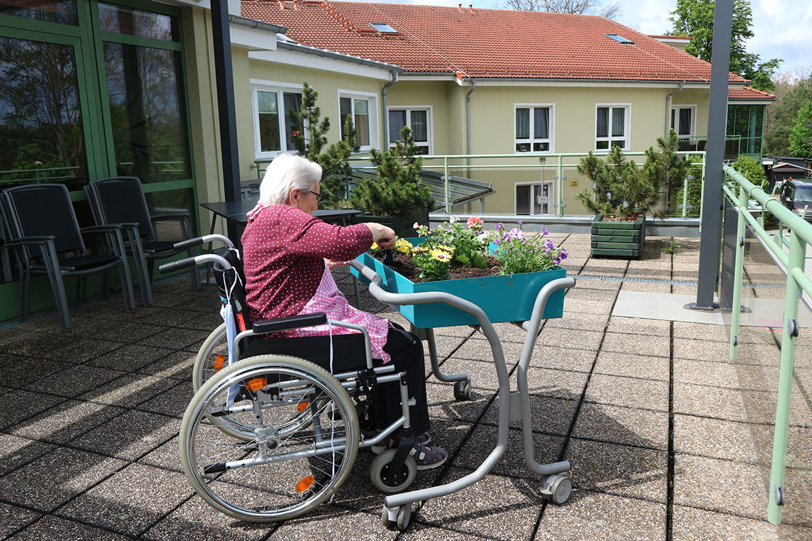 Bewohner bepflanzen Hochbeete