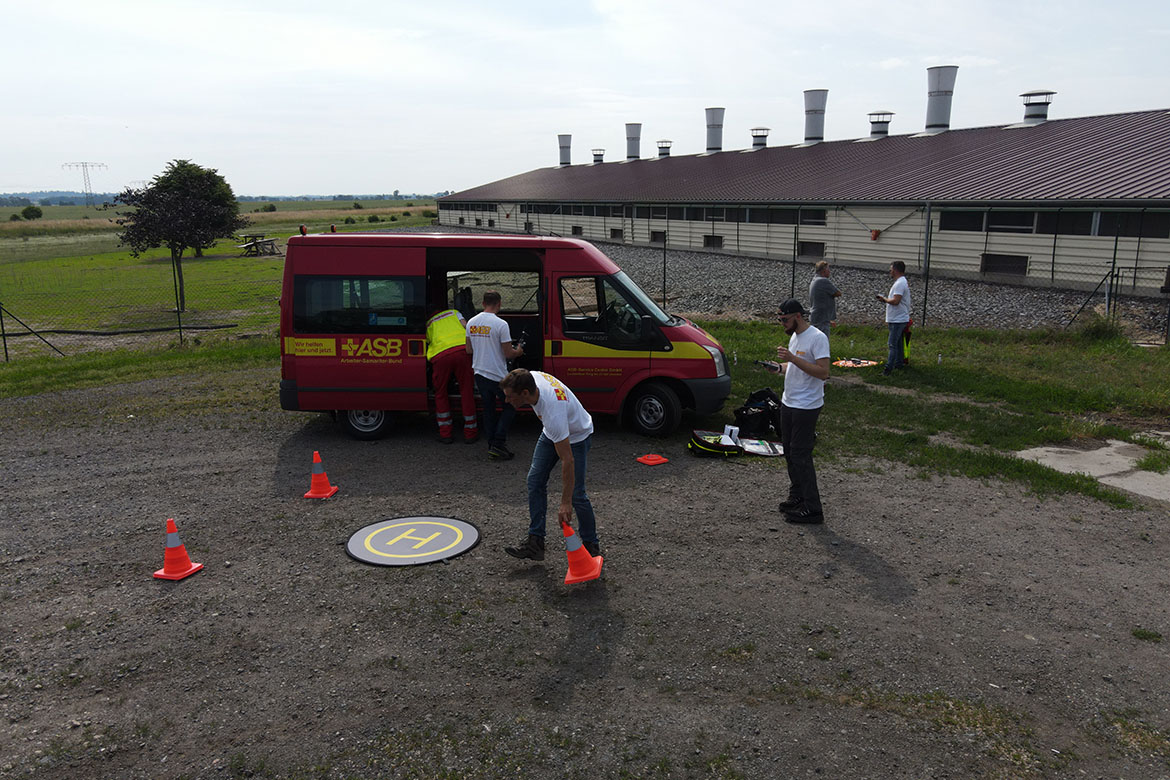 Drohnenteam im Einsatz Gefluegelhof Grossenhain_web©ASB Dresden und Kamenz.jpg