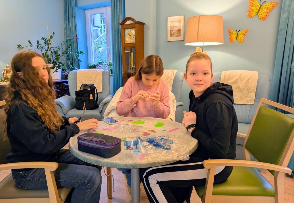 Lernen, Lachen, Mitgestalten: Schülerinnen besuchen die Tagespflege Boxdorf