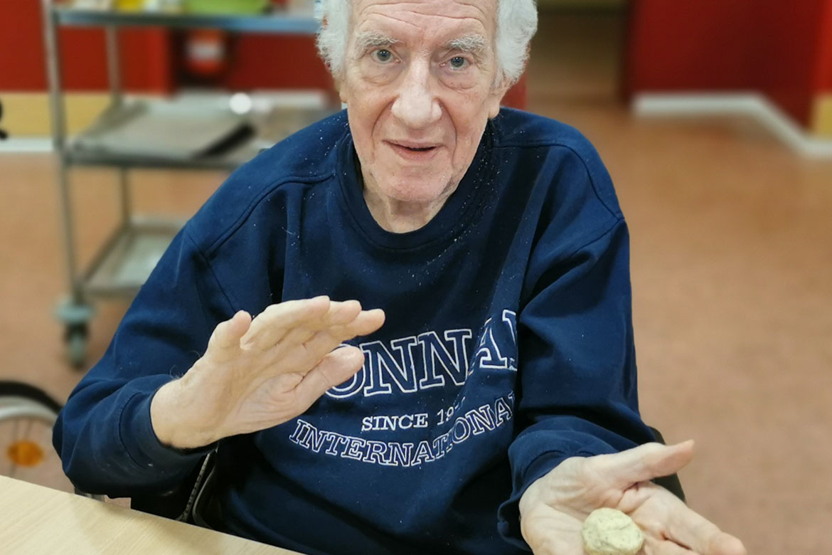 Bewohner  beim Herstellen der Plätzchen_Pflegeheim Bernsdorf_web©ASB Dresden & Kamenz gGmbH.jpg