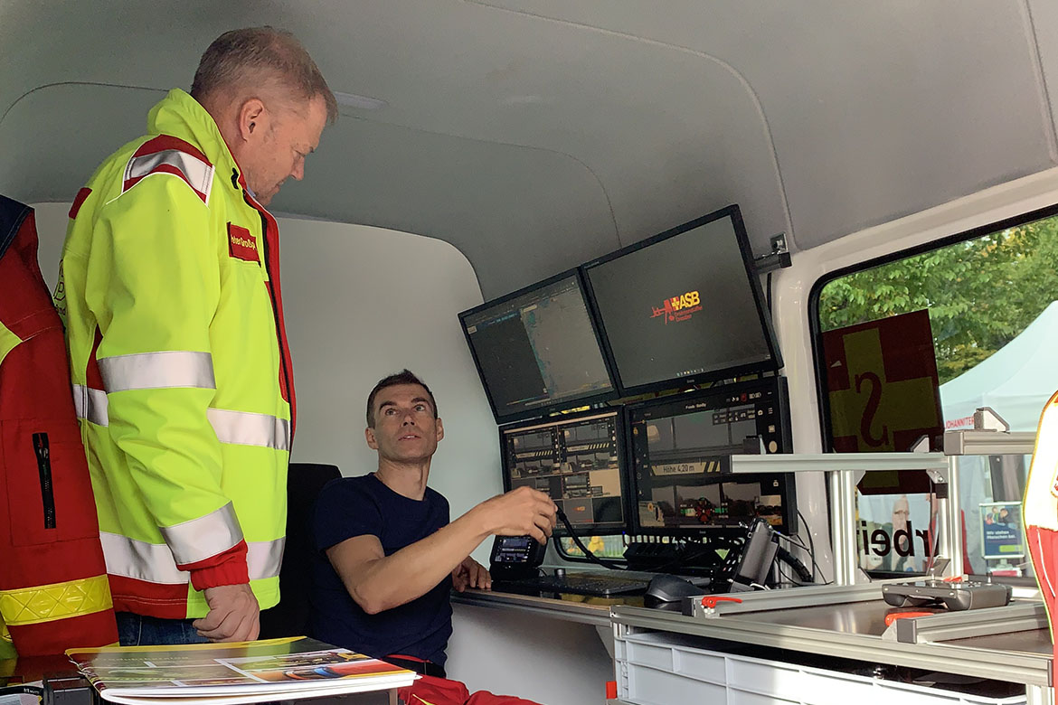 GF Peter Grosspietsch informiert sich ueber die Drohnen-Technik_web©ASB Dresden und Kamenz gGmbH (5).jpg