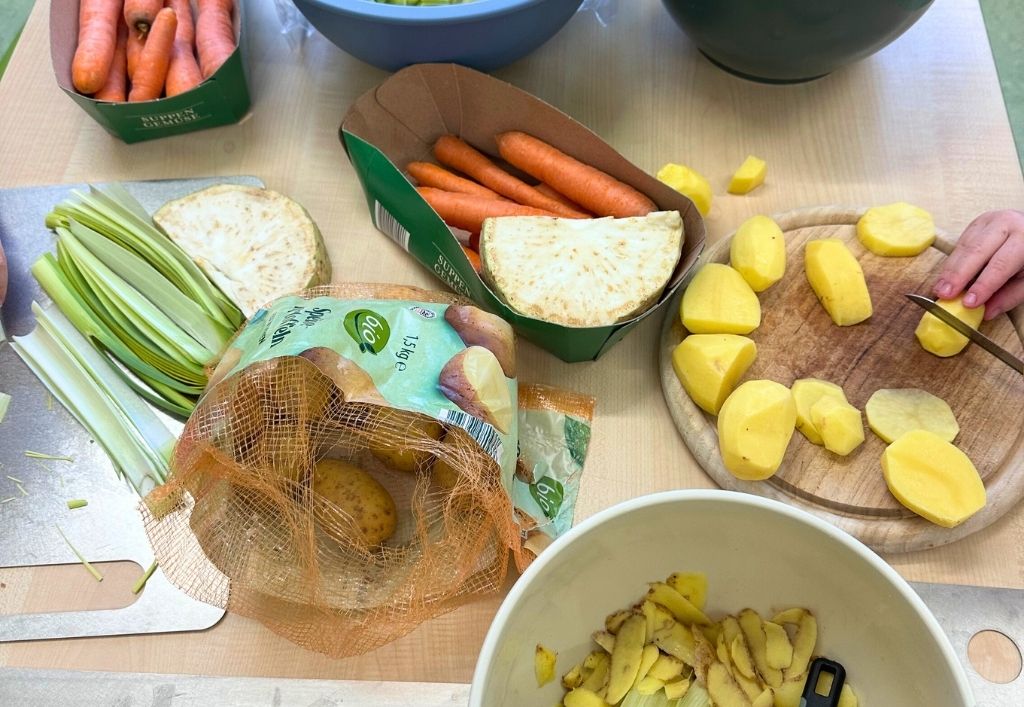 Gemüseintopf aus dem Kessel: Praktisches Lernen unter freiem Himmel