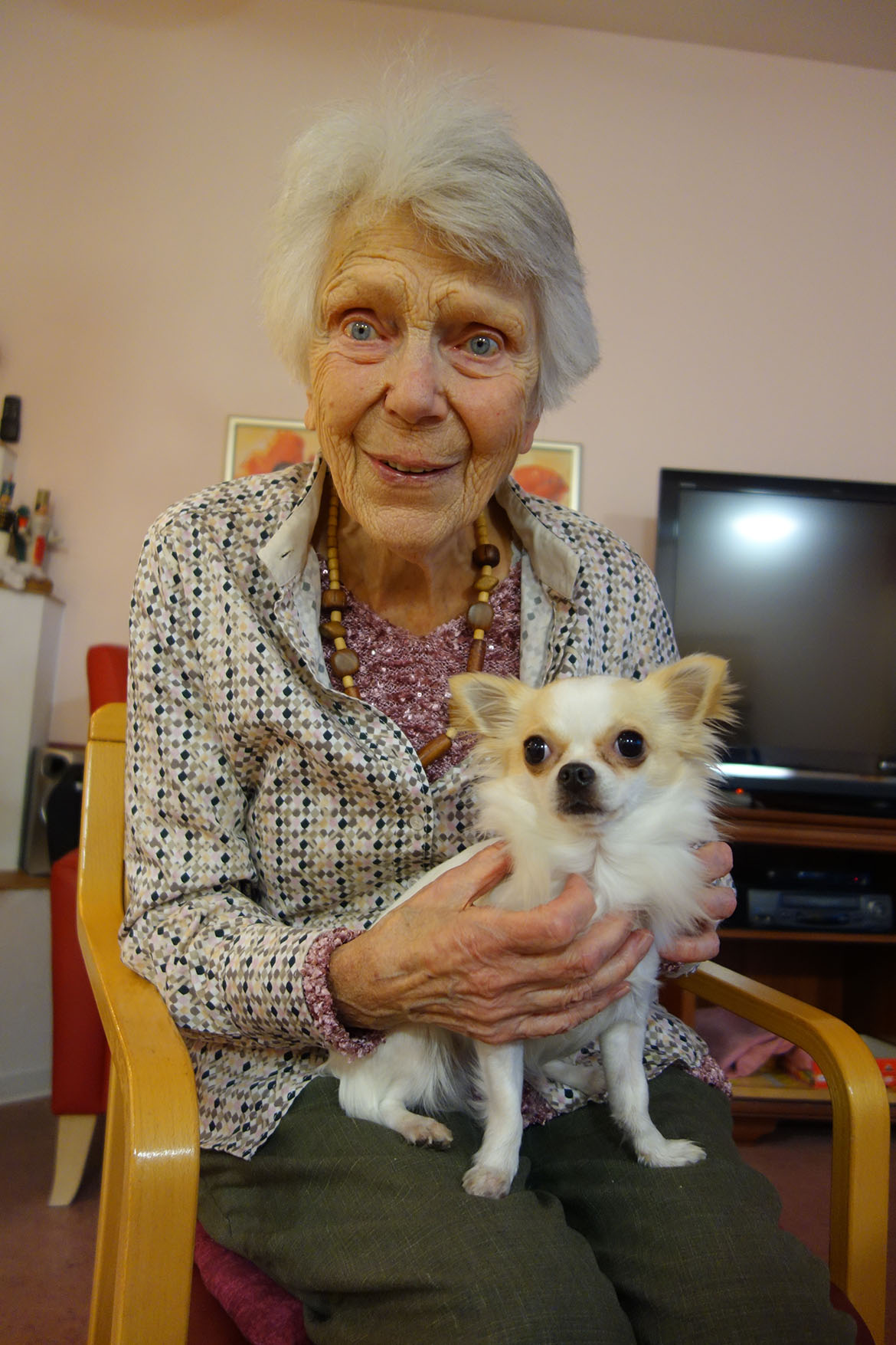 Hund mit Bewohnerin_Frau Sowinski_PH Bernsdorf_web©ASB Dresden und Kamenz gGmbH.jpg