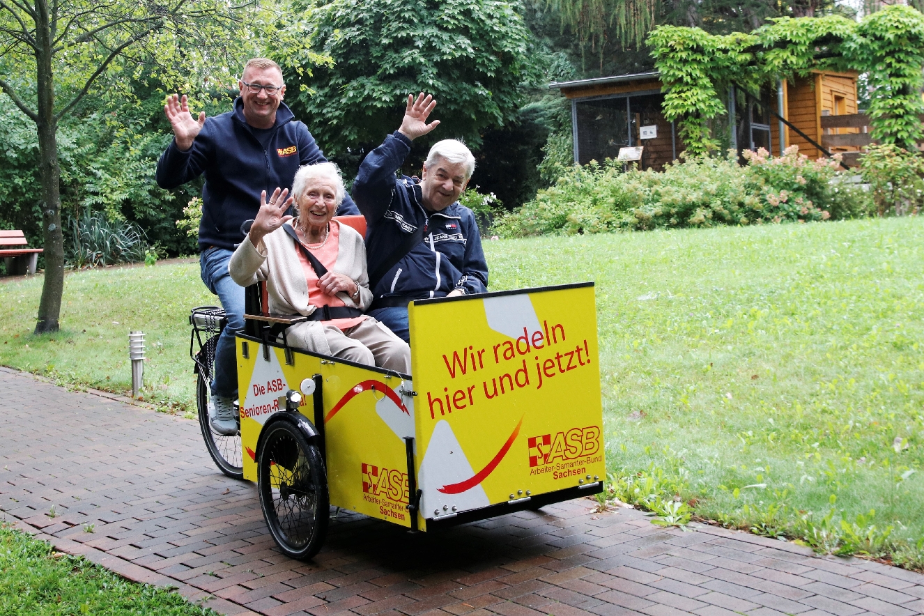 Eine Fahrradrikscha im ASB-Seniorenheim