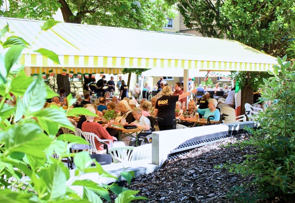 Ein Tag wie in Italien: Sommerfest im Seniorenheim 