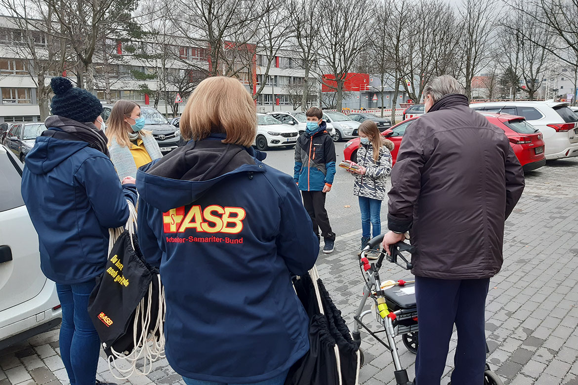 Uebergabe Weihnachtskarten Gymnasium Gorbitz_HDG_web©ASB Dresden und Kamenz gGmbH (4).jpg