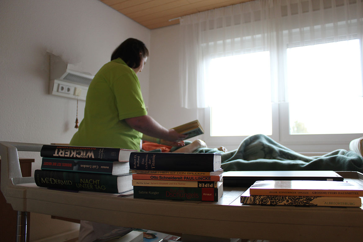 Mobiler Bibliothekswagen für die Bewohner