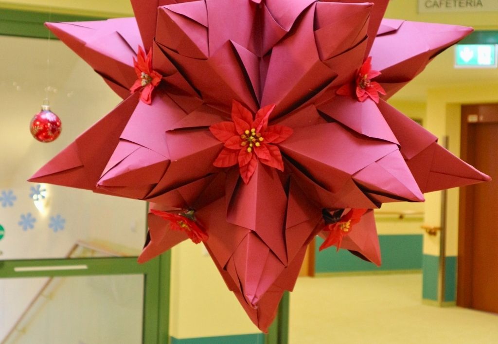 Gemeinsam ins Adventsgefühl: Bewohner schmücken das Haus