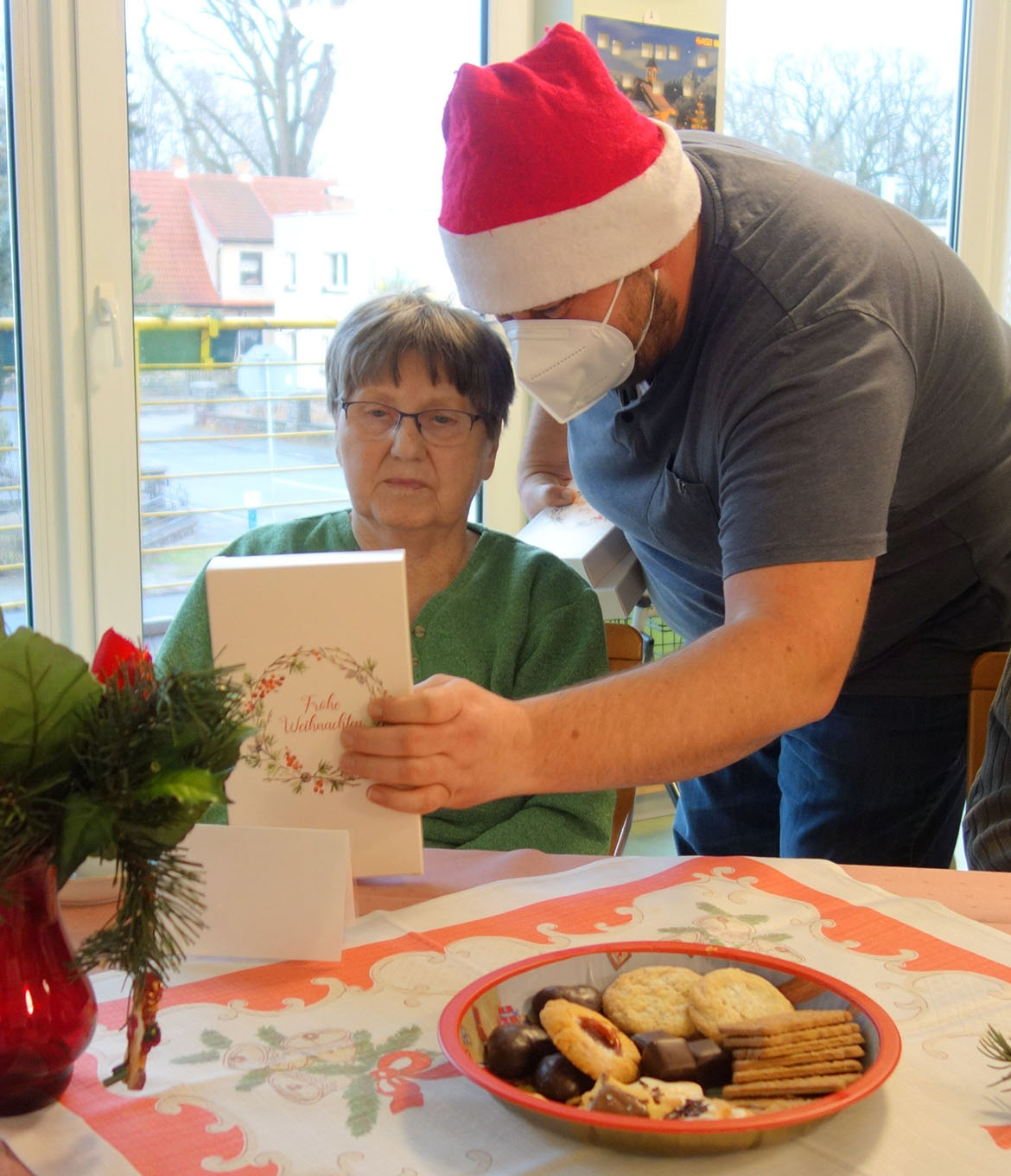 Die Bewohner erhalten ein Geschenk von Haus- und Pflegedienstleiter Jens Pichel.
