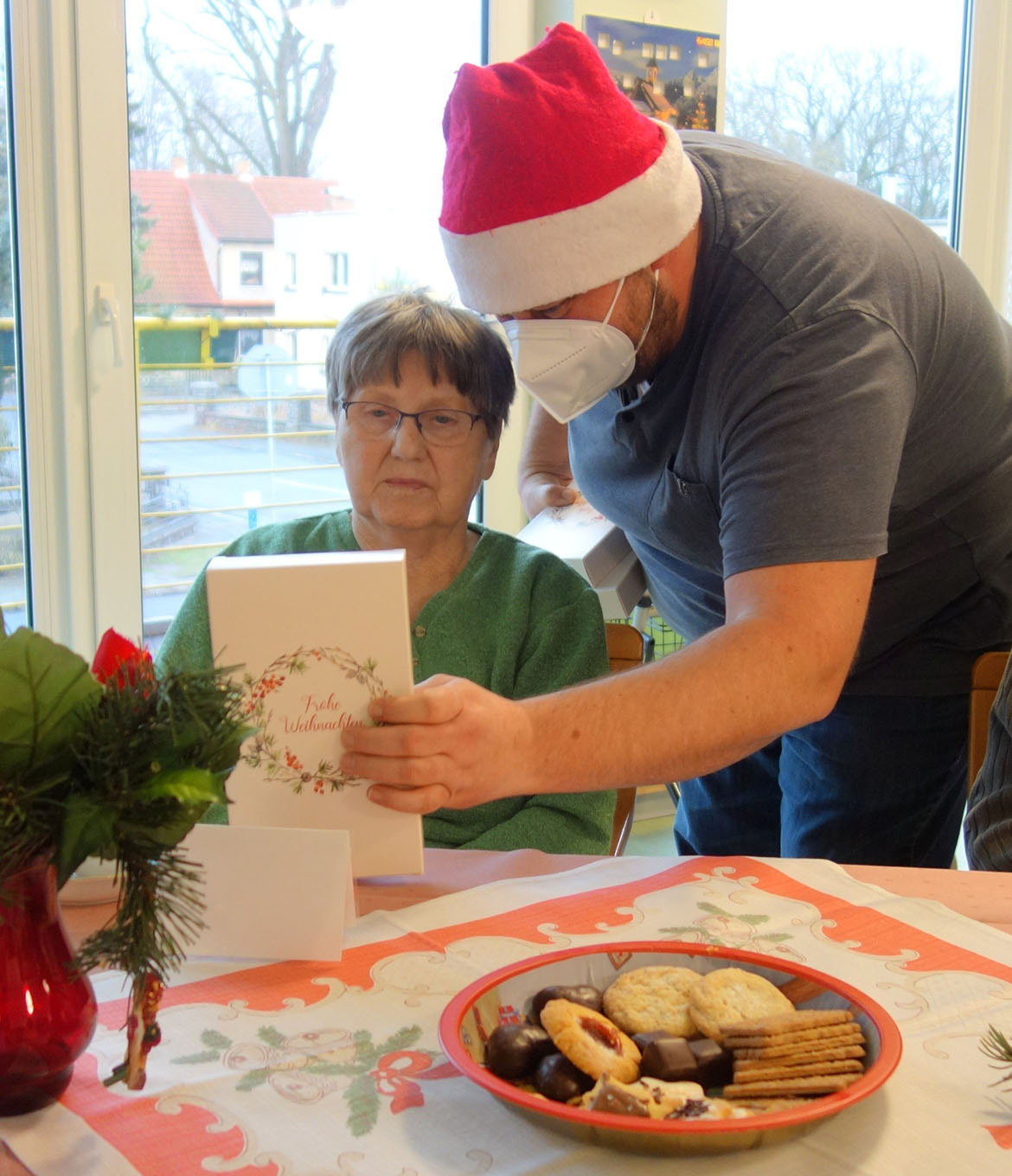 Übergabe_der_Weihnachtsgeschenke_von_der_Einrichtung_Frau_Waltraud_Britschka_mit_Herrn_Pichel_web@ASB_Dresden&Kamenz.jpg Die Bewohner erhalten ein Geschenk von Haus- und Pflegedienstleiter Jens Pichel.