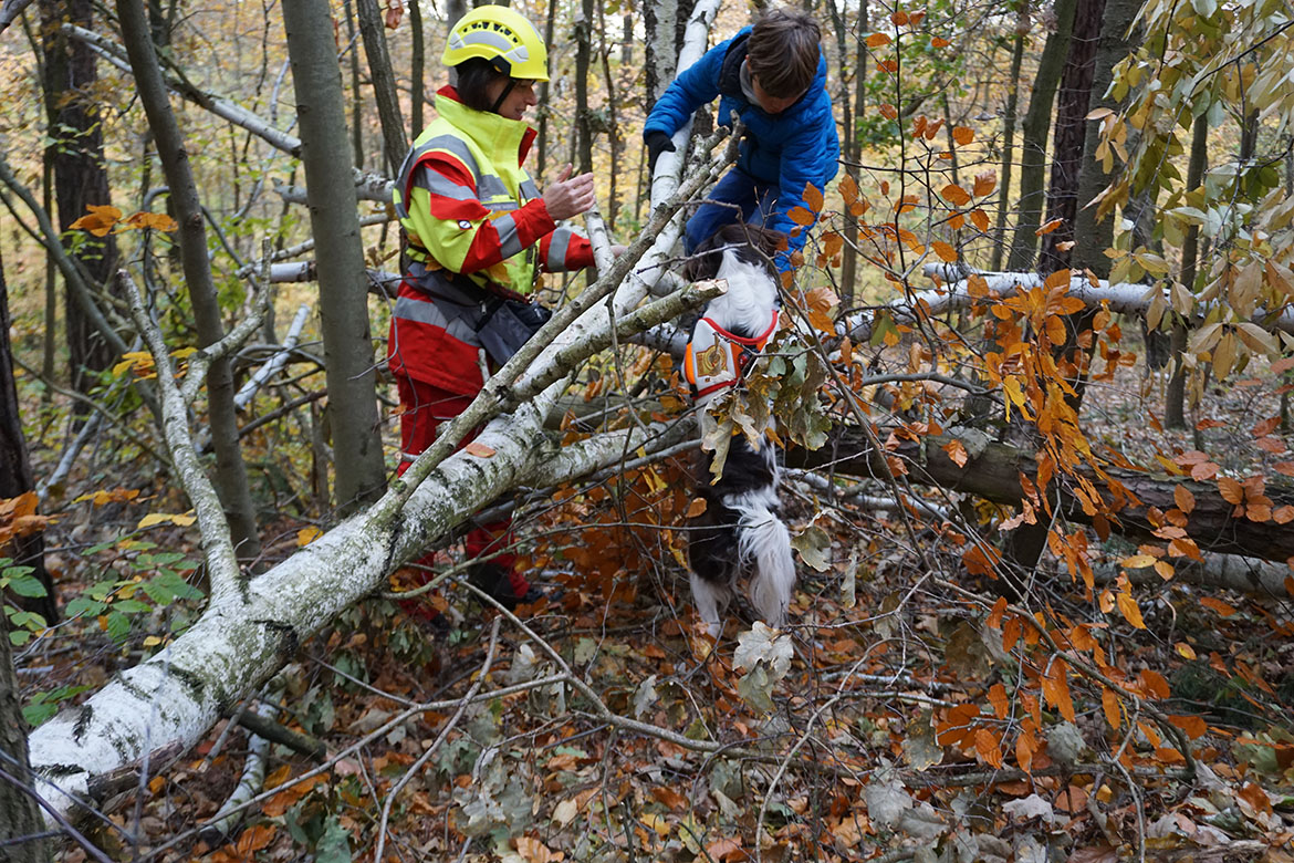 4_Isabell Graichen mit Hetti beim Training_Personensuche_web©ASB LV Sachsen.jpg