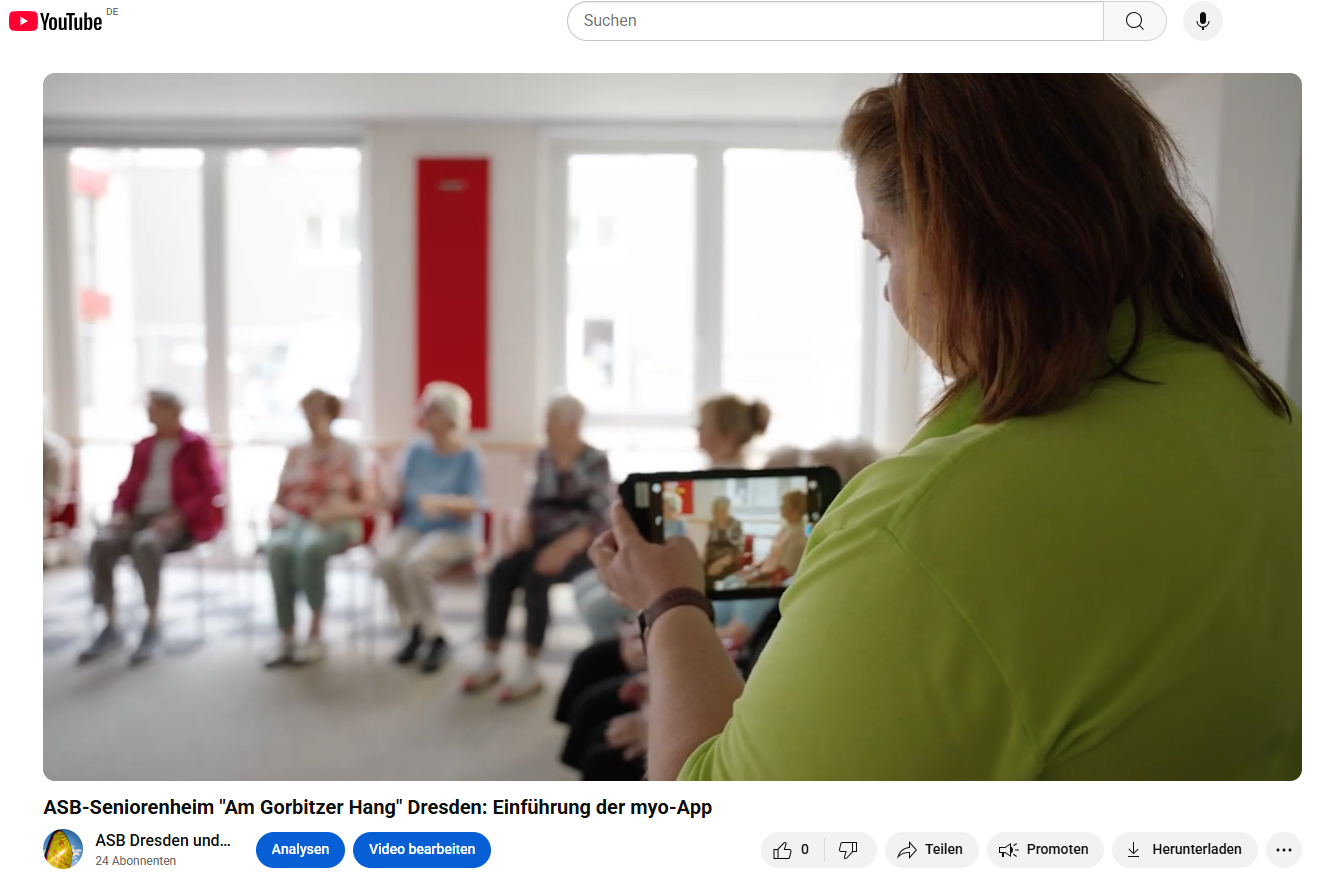 Eine Betreuungskraft macht mit ihrem Tablet Fotos und Videos eine Gruppenangebotes.