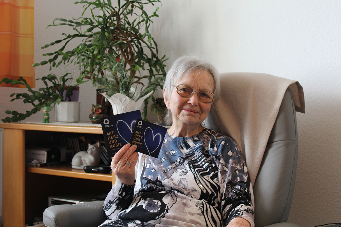 Frau Friedrich_Betreutes Wohnen mit CD Dresdner Philharmonie_web©ASB Dresden und Kamenz gGmbH.jpg