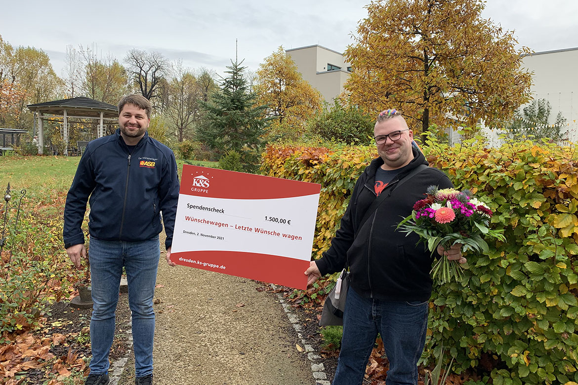 ASB_Ralf Rehwagen_K und S Andy Prellberg_Scheck Wuenschewagen_web©ASB Dresden und Kamenz gGmbH (1).jpg