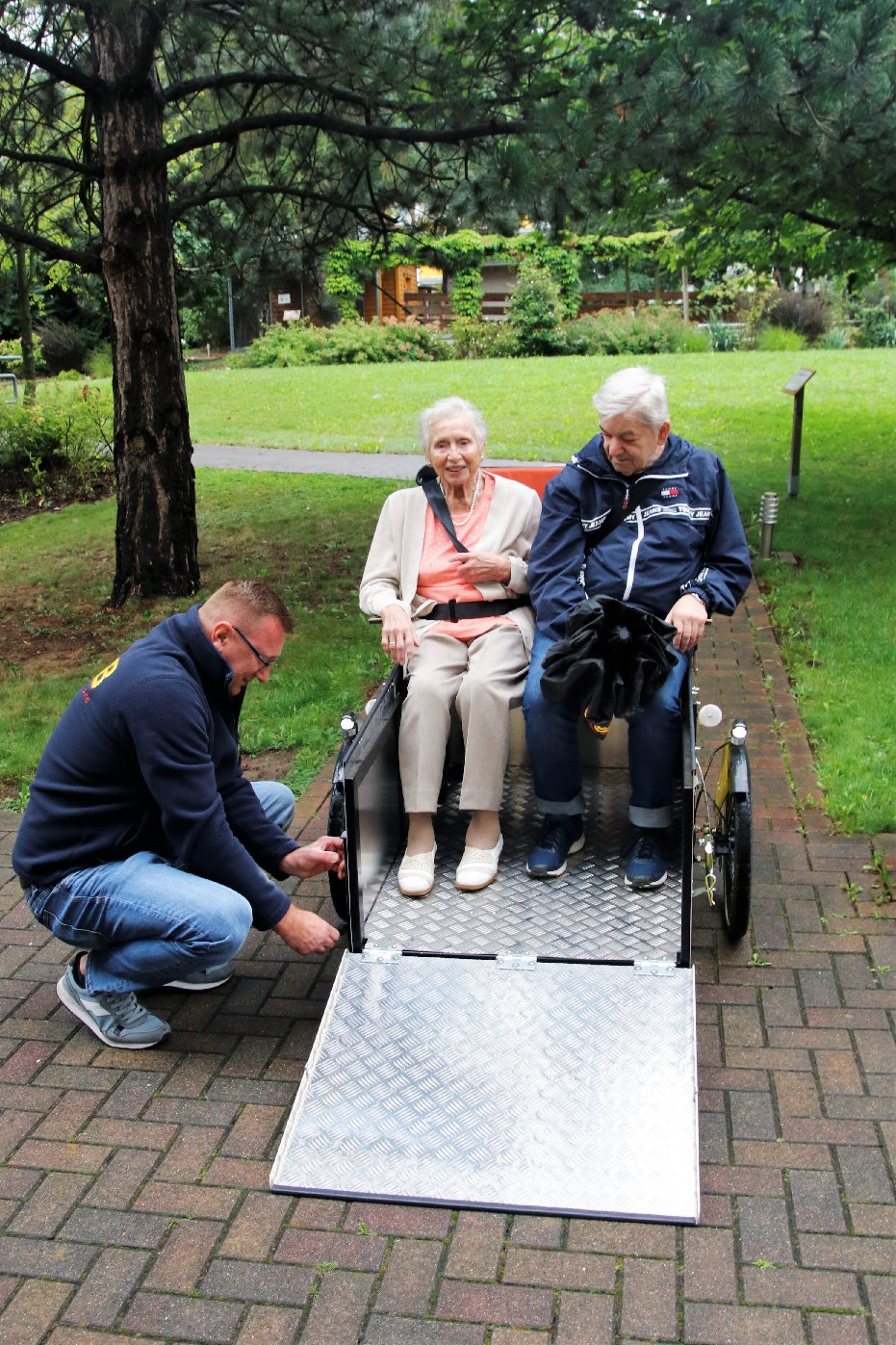 k-h Daniel Petzold mit Ruth Junger 96 und Manfred Mischke 71 Foto Sabine Mutschke.jpg