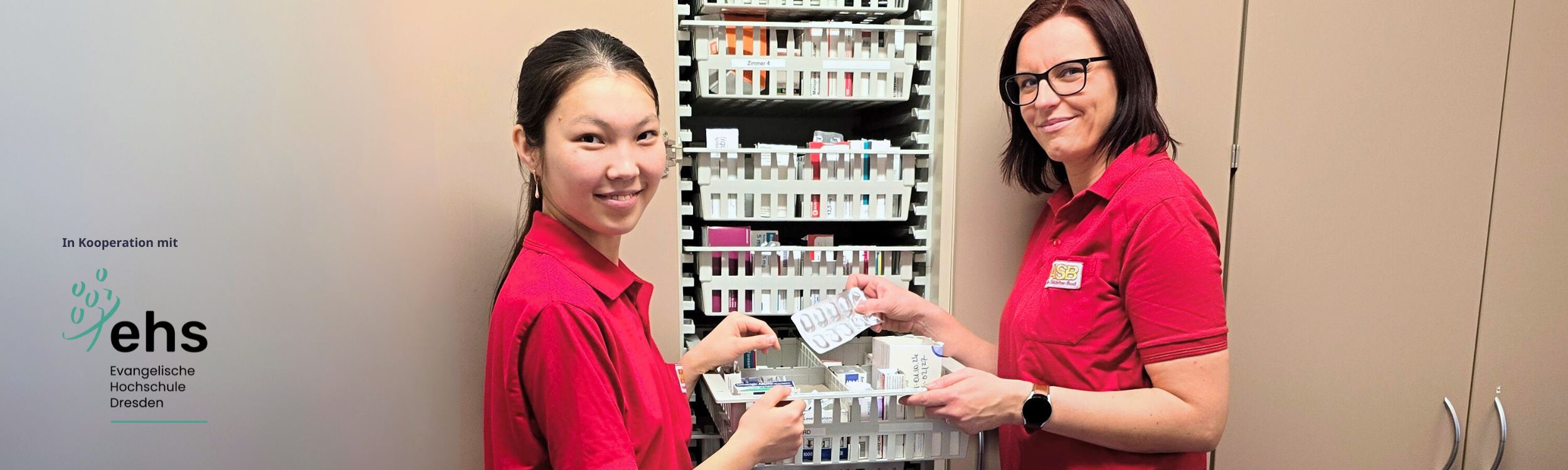 Unsere Praxisanleiterin steht mit einer Studentin vor dem Medikamentenschrank