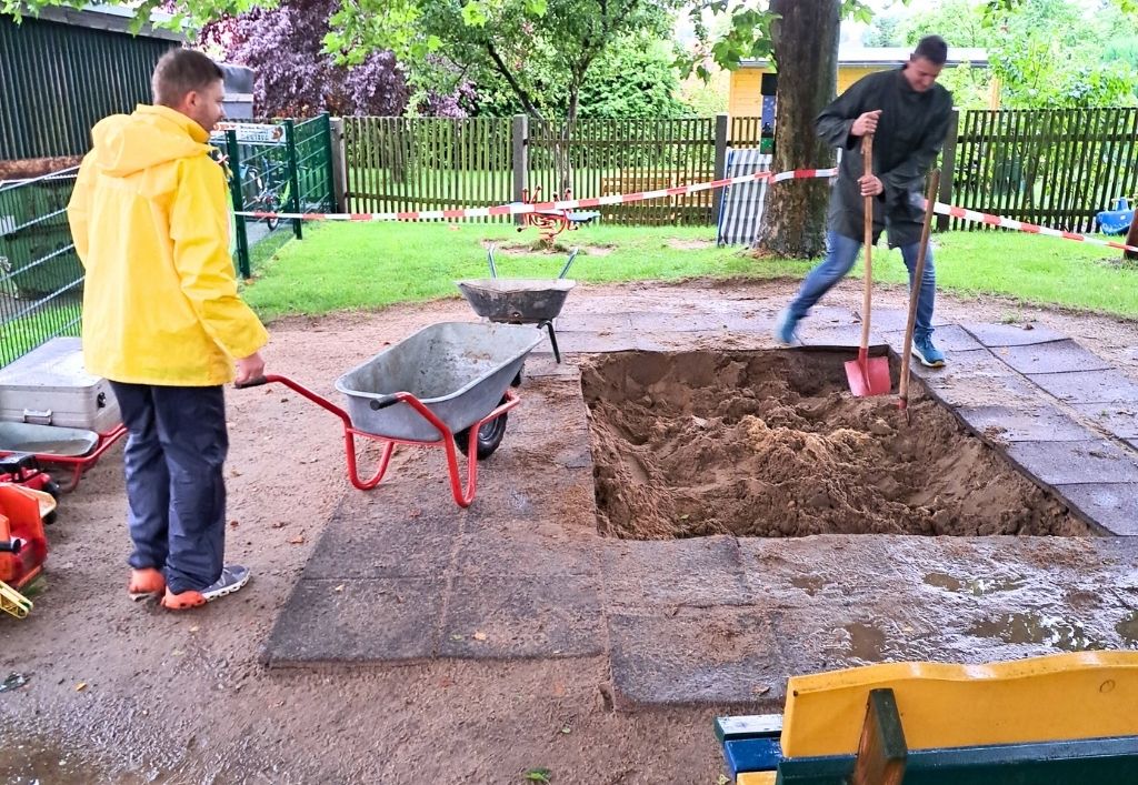 Mit vereinten Kita-Kräften: Aus Stolperfalle wird Fallschutz