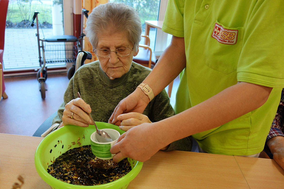 Herstellen Meisenknoedel_Frau Koehler, Anita_ASB Pflegeheim Bernsdorf_web©ASB Dresden und Kamenz gGmbH.jpg