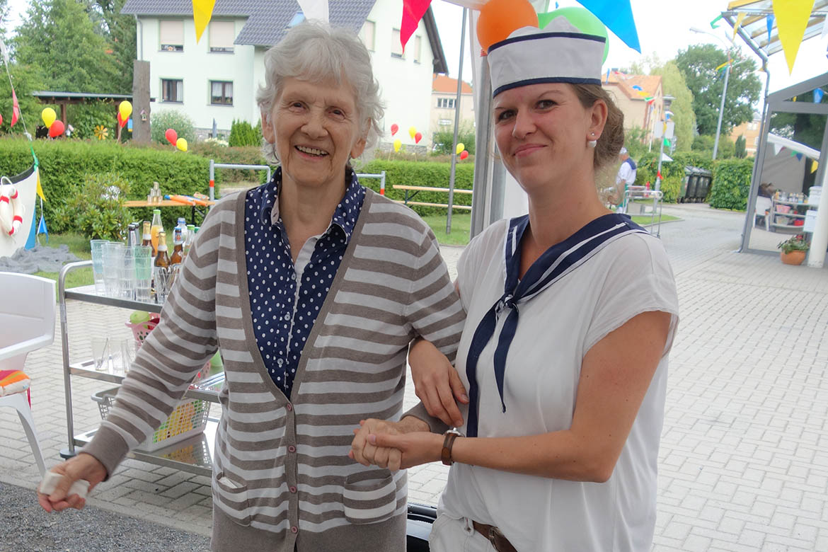 20 Jahre Sommerfest_Bewohnerin und Mitarbeiterin_PH_Bernsdorf_web©ASB Dresden und Kamenz gGmbH.jpg