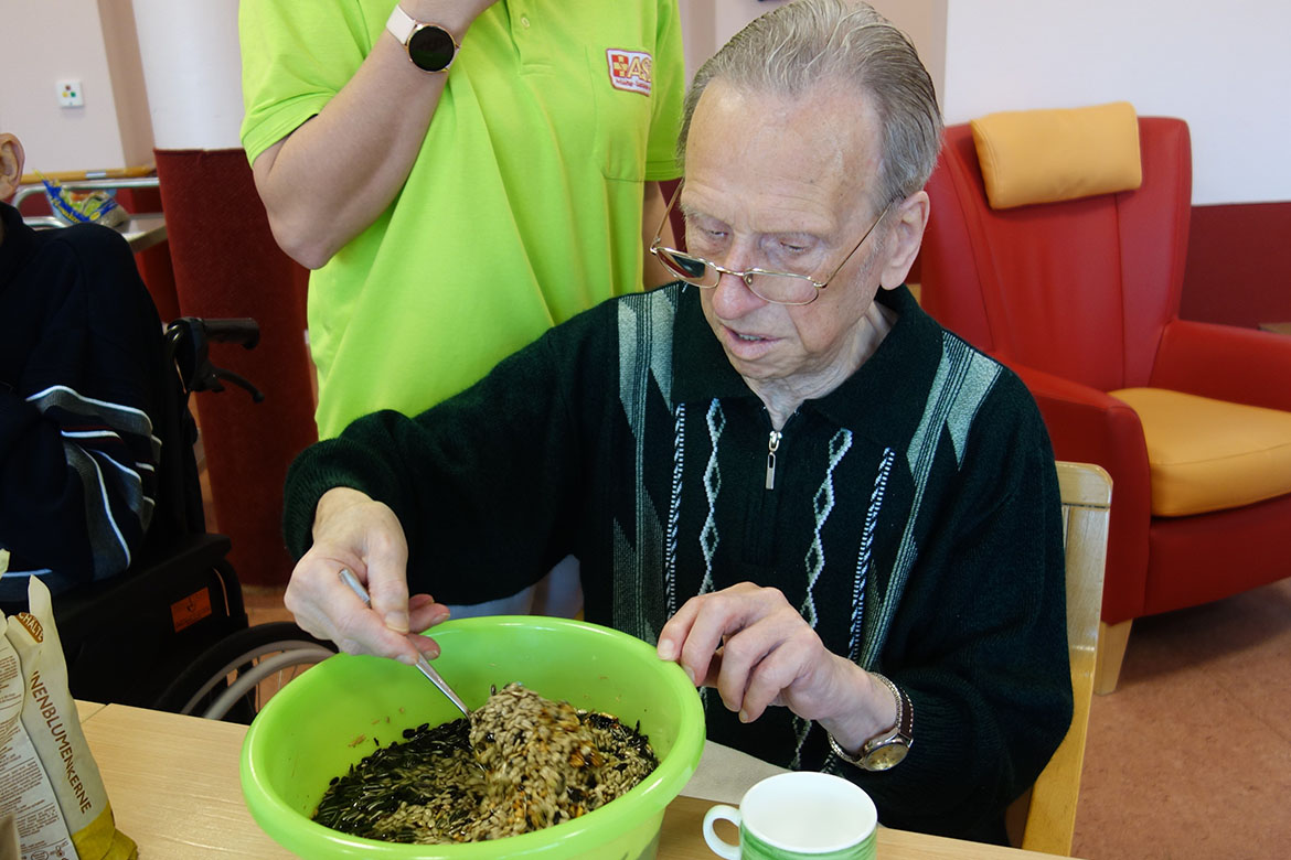 Bewohner stellen Meisenknödel her
