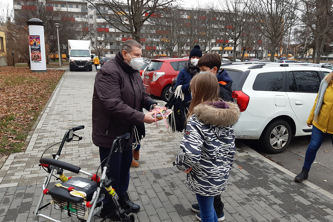 Uebergabe Weihnachtskarten Gymnasium Gorbitz_HDG_web©ASB Dresden und Kamenz gGmbH (1).jpg