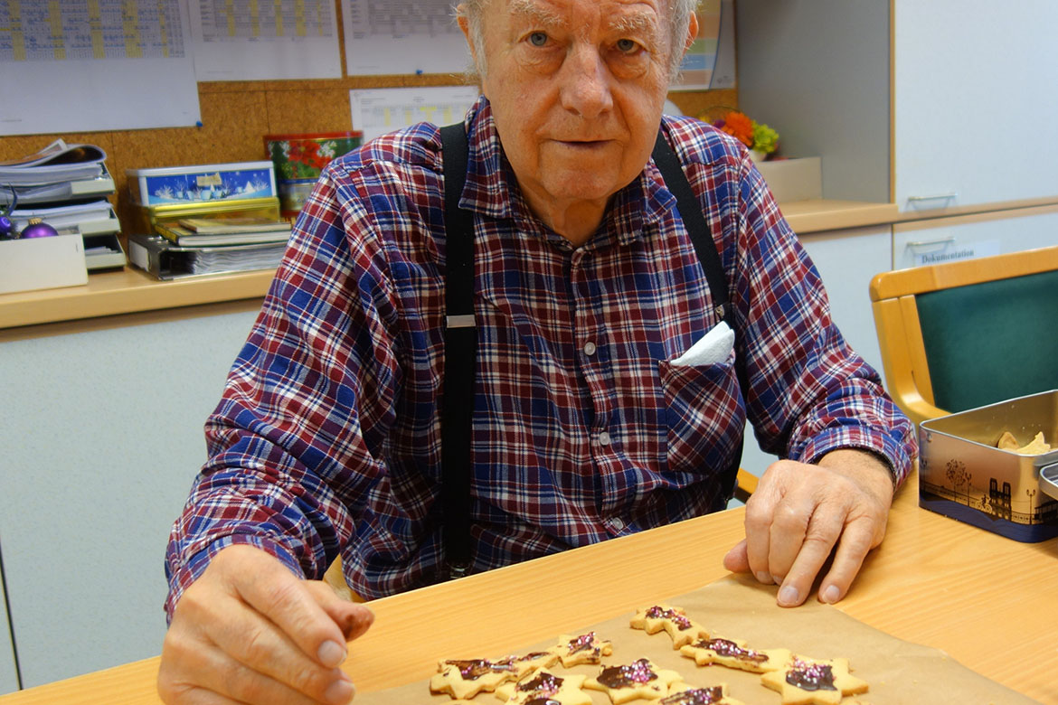 Bewohner beim Verzieren der Plätzchen_Pflegeheim Bernsdorf_1_web©ASB Dresden & Kamenz gGmbH.jpg