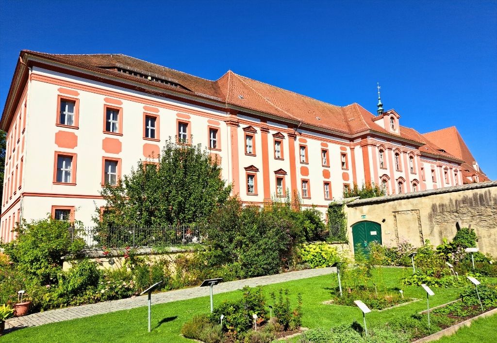 News_PH-Bernsdorf_Ausflug Klostergarten.jpg