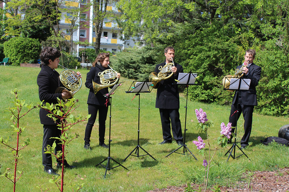 Musiker der Dresdner Philharmonie spielen für Seniorenheim-Bewohner