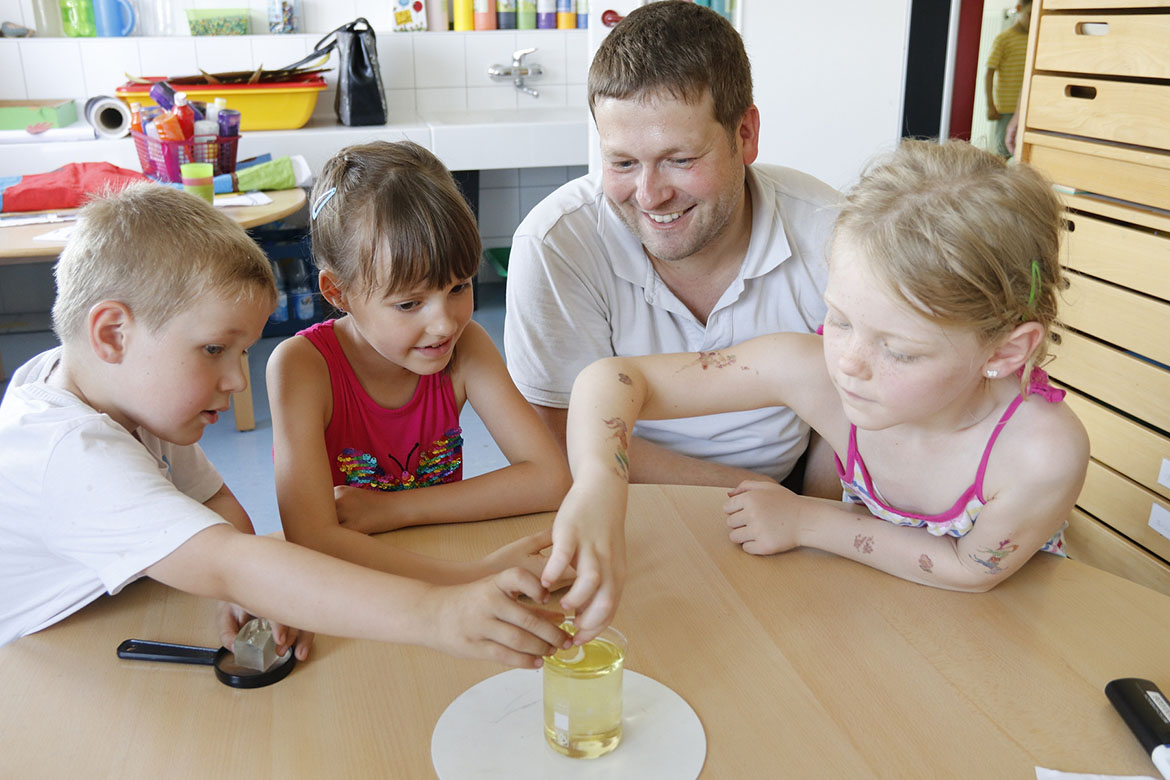 k-Emil, Anna, Roland Beyer und Lina mit Glaskolben-Experiment_web©S. Mutschke.jpg