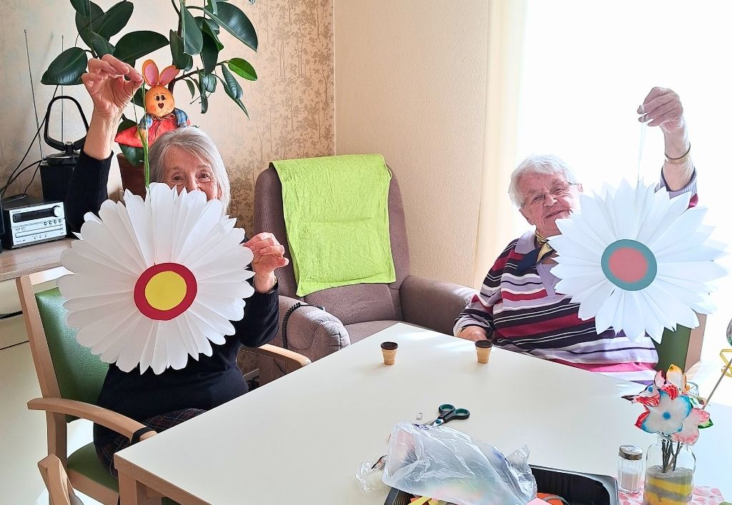Blühende Kreativität beim Seniorennachmittag in der ASB-Tagespflege Boxdorf