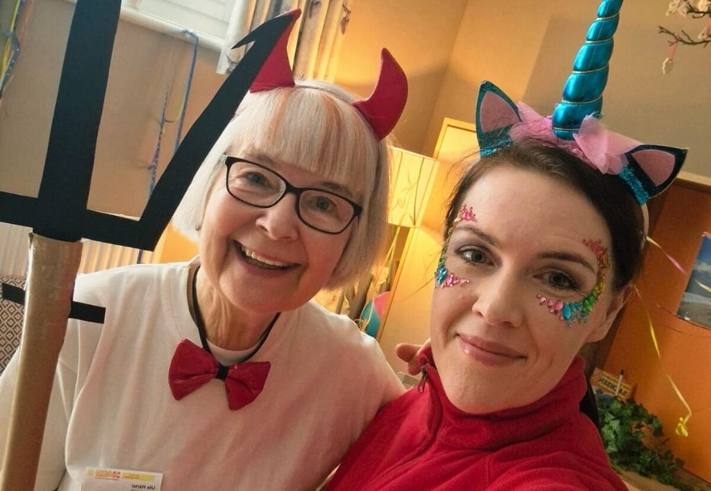 Bunte Kostüme, knifflige Rätsel & Pfannenkuchen: Fasching in der Tagespflege Radeberg