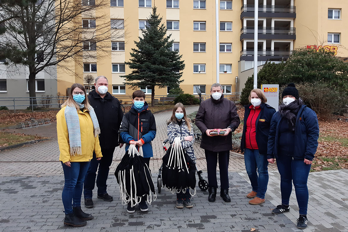 Uebergabe Weihnachtskarten Gymnasium Gorbitz_HDG_web©ASB Dresden und Kamenz gGmbH (3).jpg