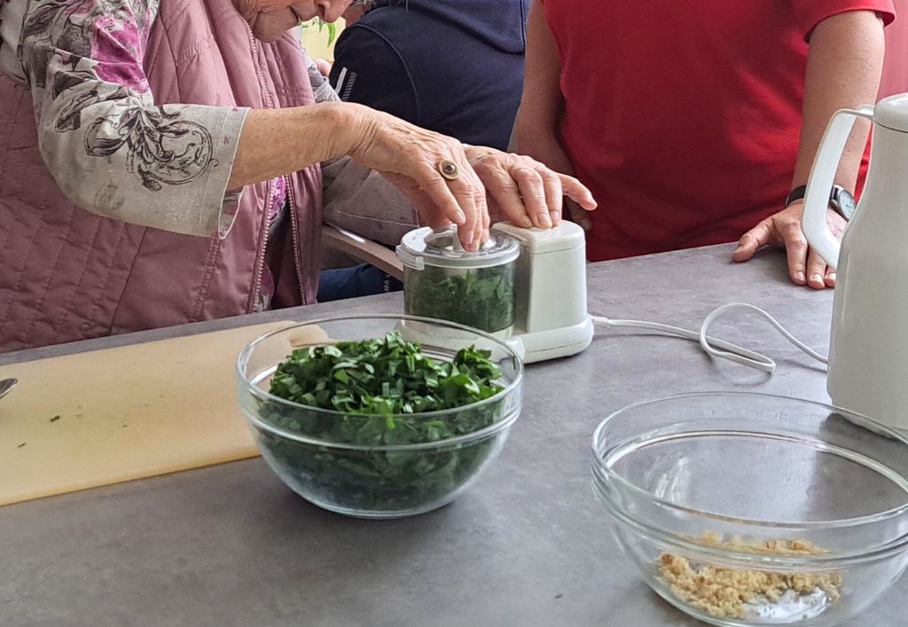 TP Radeberg_2024_05_08_Pesto herstellen.jpg