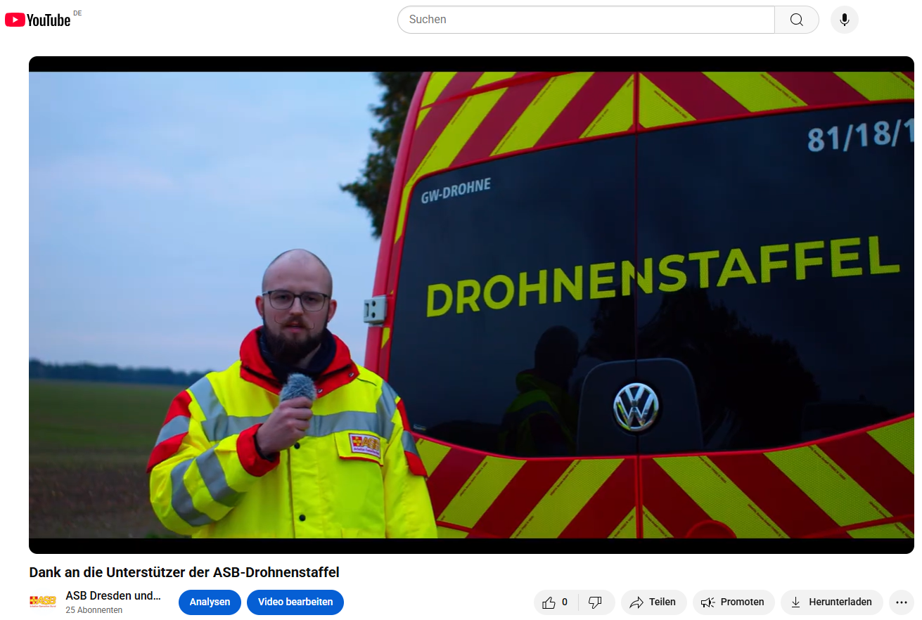 Staffelleiter Stefan Riedel steht vor dem Drohnenfahrzeug