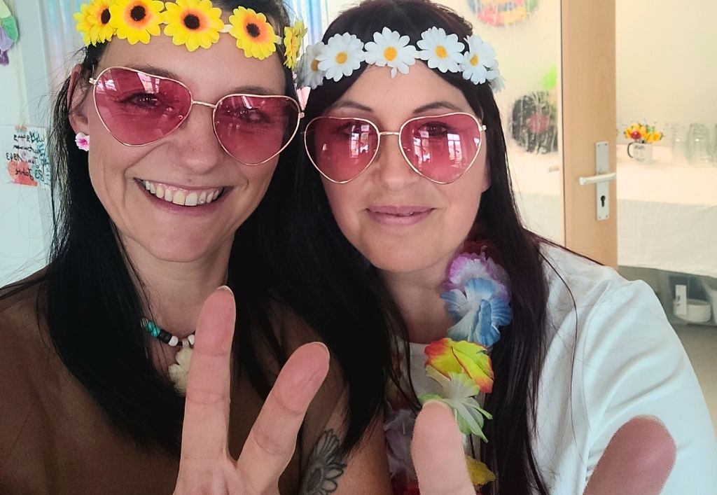 Terrassenfest in der ASB-Tagespflege Kamenz: Blumenzauber und 70er-Jahre-Flair