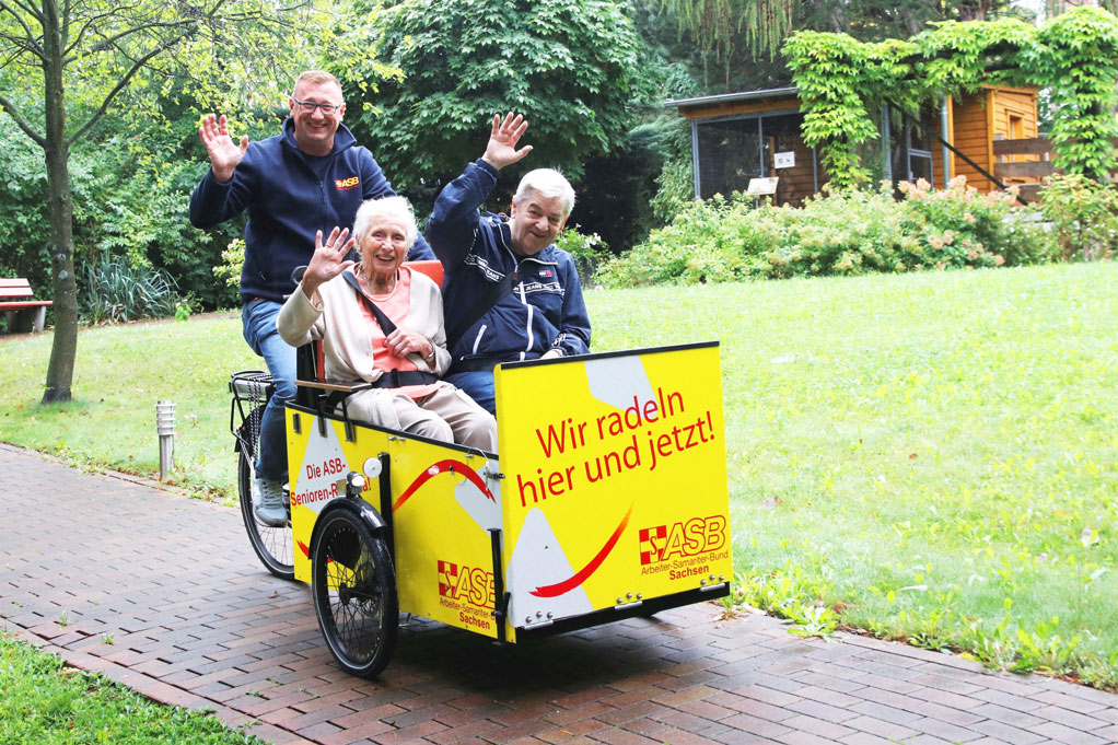 Daniel-Petzold-mit-Ruth-Junger-96-und-Manfred-Mischke-71-Foto-Sabine-Mutschke_web.jpg