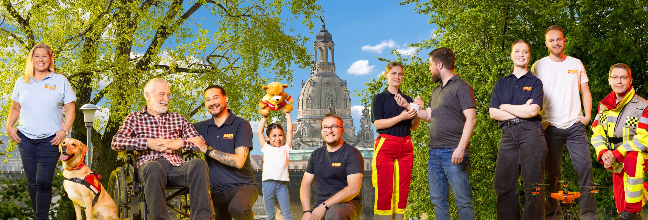 Skyline von Dresden mit der Frauenkirche im Hintergrund. Im Vordergrund sind Mitarbeiter des ASB aus den Bereichen Pflege, Kita, Wünschewagen, FSJ, Drohnenstaffel und Erste Hilfe zu sehen. 