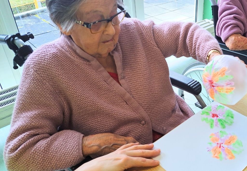 Blumendrucke aus Frühstückstüten – Kreatives Gestalten im Pflegeheim Bernsdorf
