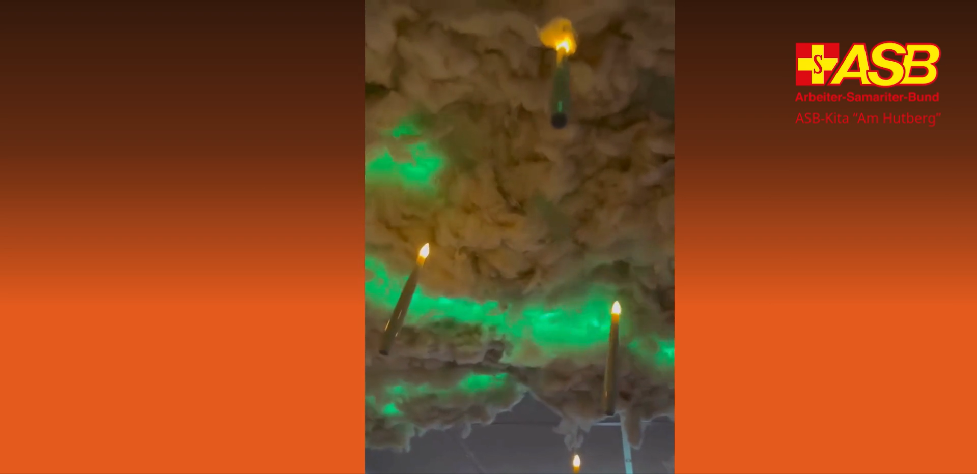 Einblick in die Dekoration zu Halloween: Gespenstische Wolken und magische Lichter am Himmel der Kita