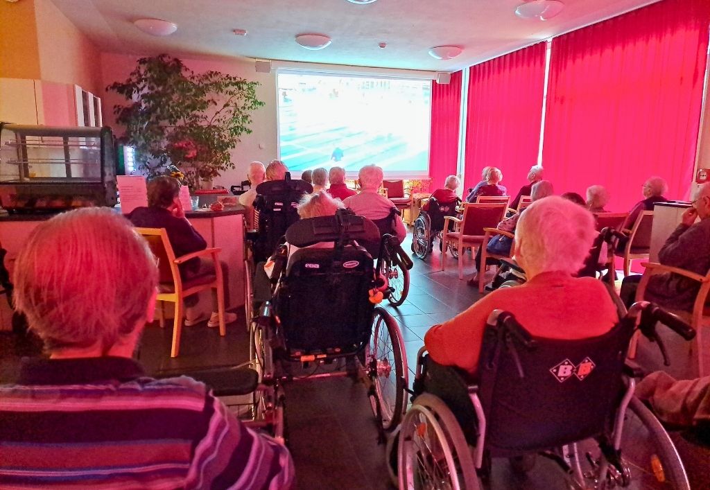 Gemeinsames Kinoerlebnis im ASB-Pflegeheim Bernsdorf