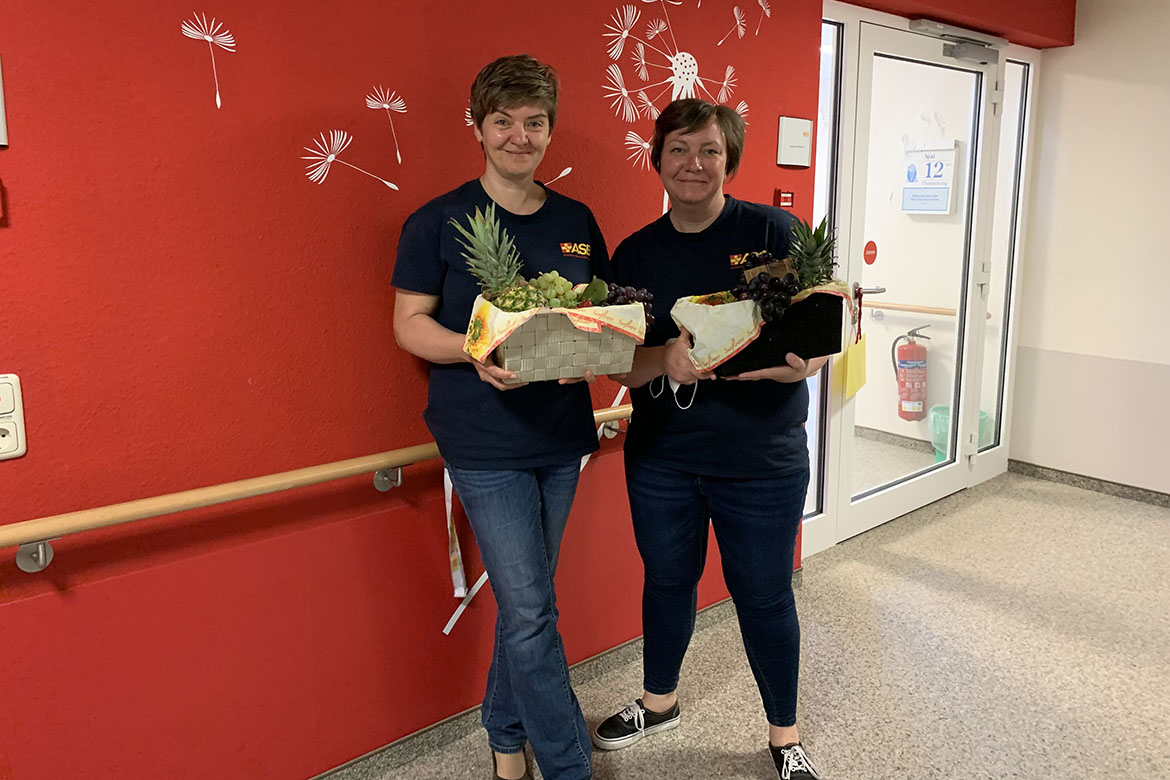 Kathrin Meißner und Cornelia Moosche verteilen leckeres Obst an die Mitarbeitenden zum Tag der Pflege