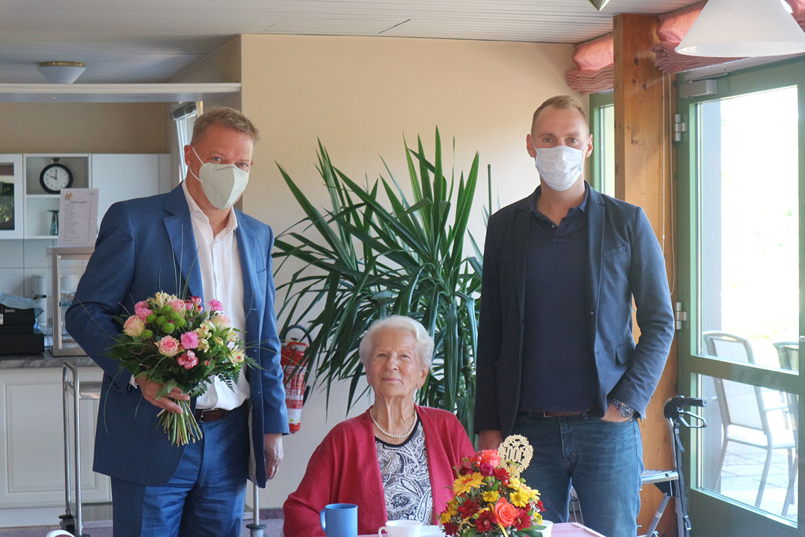 GF Peter Grosspietsch und Heimleiter Franz George gratulieren Bewohnerin zum 100. Geburtstag