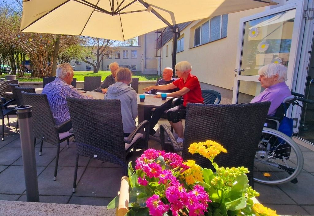 Frühlingserwachen in der Tagespflege Radeberg: Terrasse eingeweiht und Osterfreude geteilt