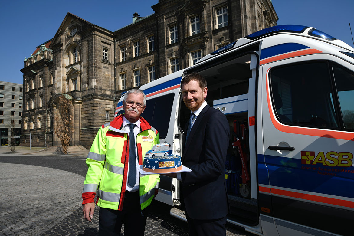 Dr Matthias Czech mit MP Kretschmer vor Wuenschewagen Sachsen BildCredit ASB Sachsen_FrankGraetz_web.jpg