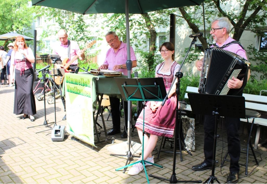 Fröhliches Sommerfest im Seniorenheim Dresden