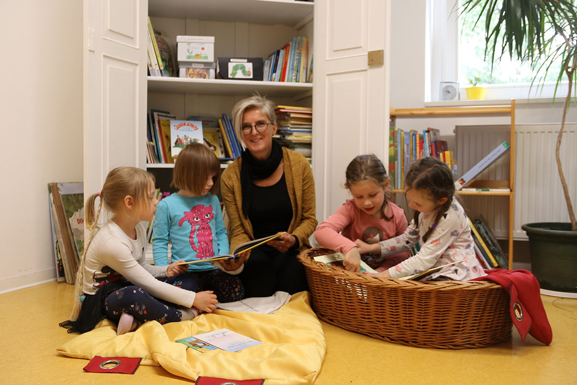 Heike Seirig inmmitten der Kinder_Kita Am Hutberg_web©Sabine Mutschke (5).jpg