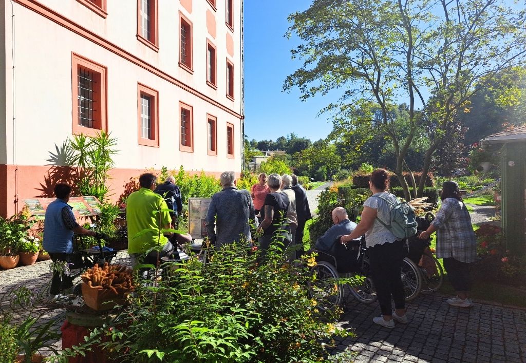 News (2)_PH-Bernsdorf_Ausflug Klostergarten.jpg